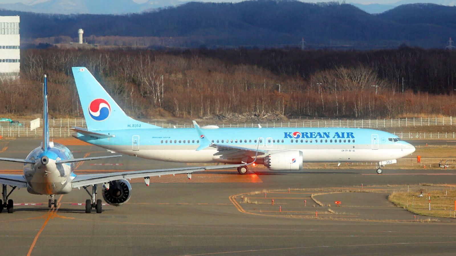 Япония: Самолети на Cathay Pacific и Korean Air се захващат на ново летище Chitose - оставяйки дупка в крилото