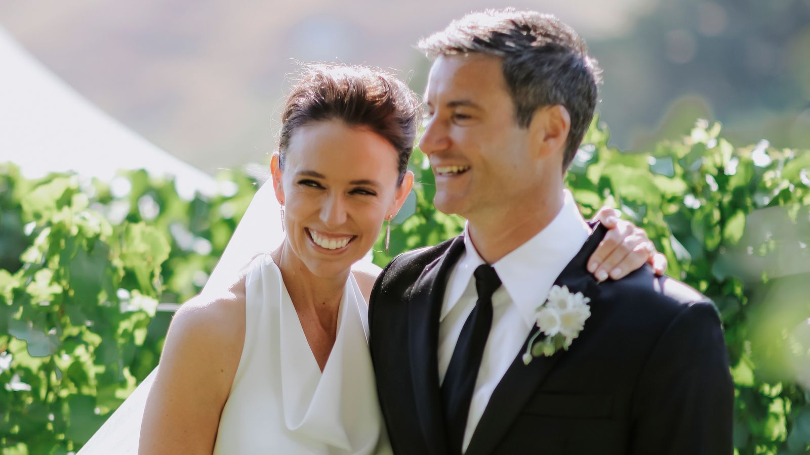 Джасинда Ардърн: Бившият премиер на Нова Зеландия се жени за партньор след години на забавяне