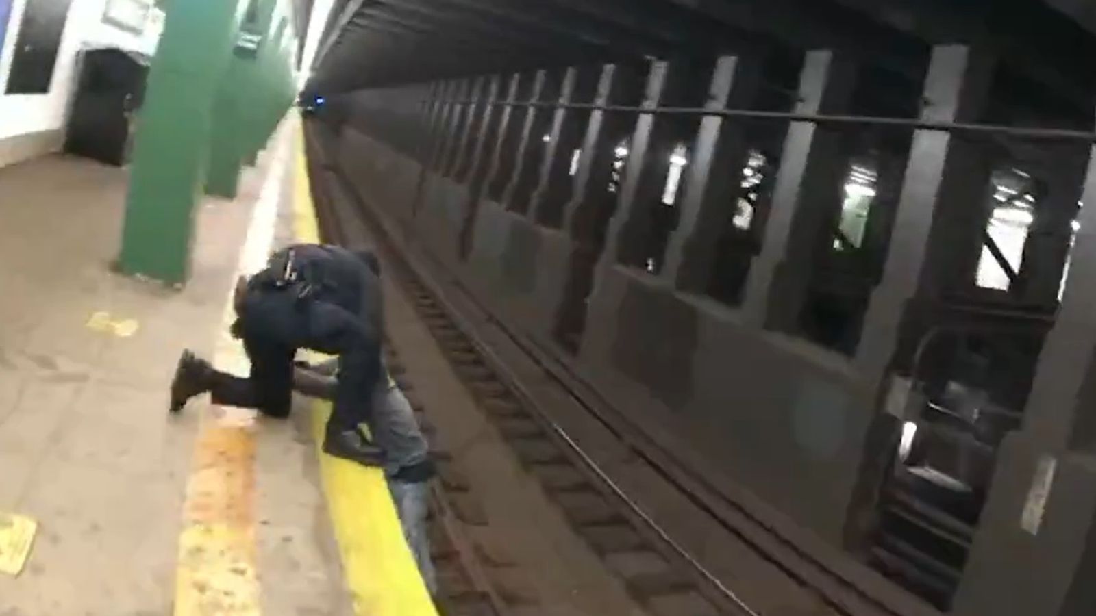 Полицай от нюйоркската полиция скача на релсите на метрото, за да спаси мъж