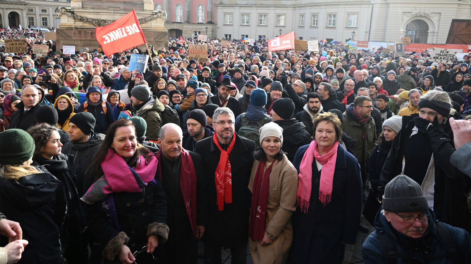 Олаф Шолц сред хилядите, протестиращи в Германия срещу плана за депортиране на „неасимилирани граждани“