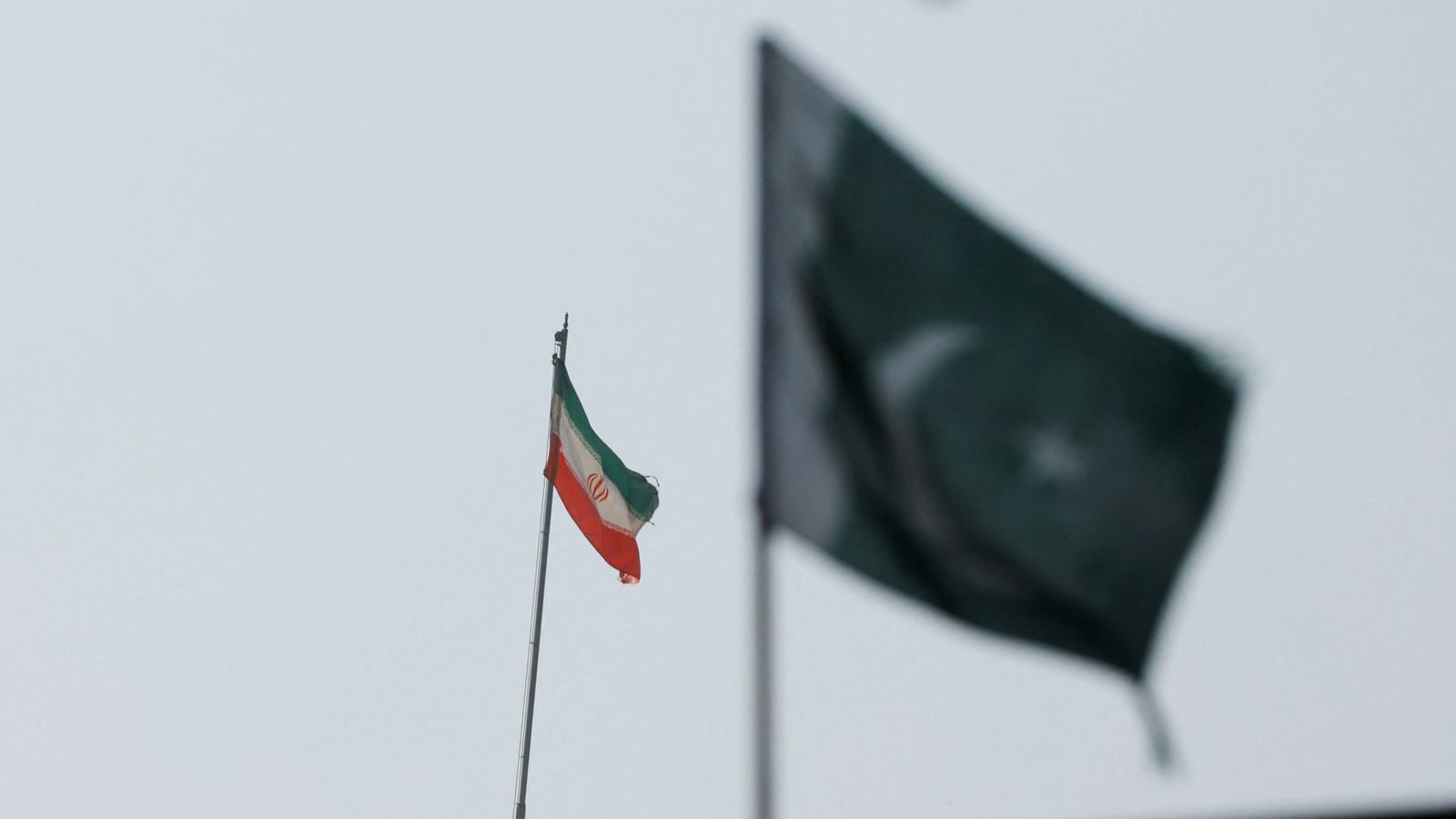 Пакистан нанася удари по Иран, докато и двете страни обвиняват другата в укриване на терористи