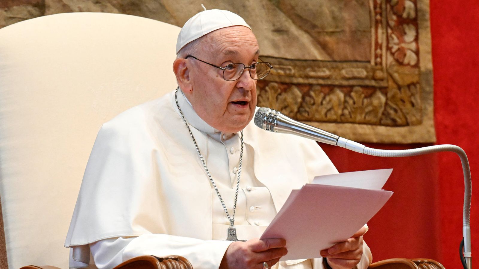 Папа Франциск призовава за глобална забрана на „презряното“ сурогатство