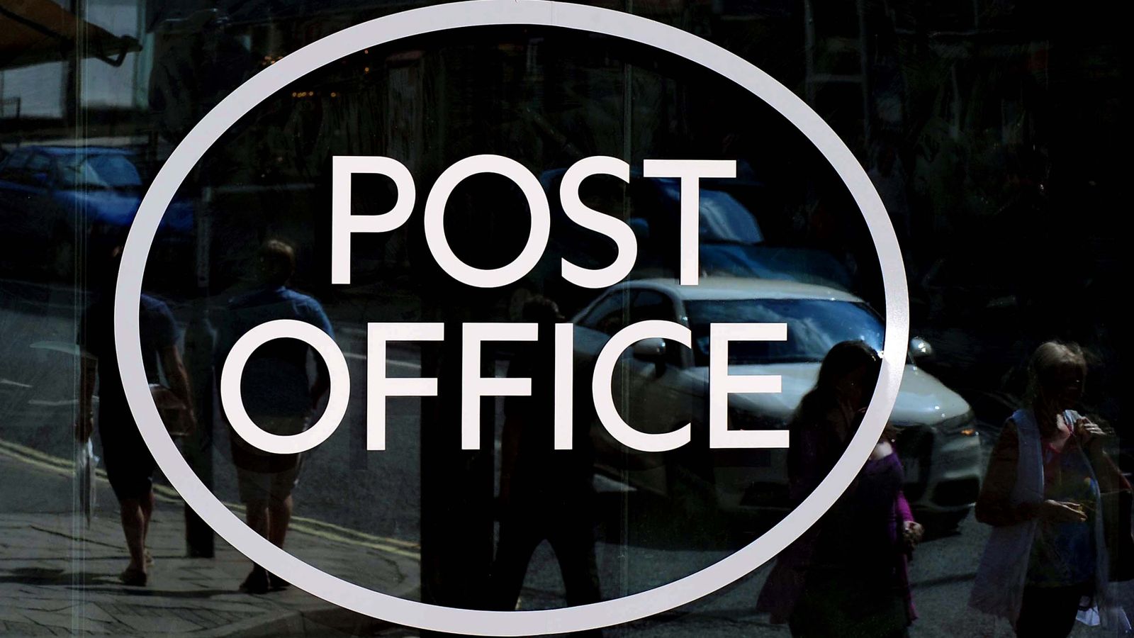 Пощенската служба ще подкрепи наказателното преследване на повече от 350 заместник-пощенски началници, каза шефът на министъра в писмо