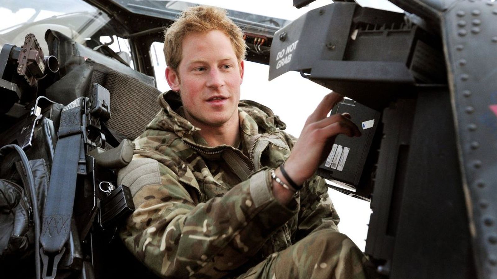 Принц Гарри был назван «Живой легендой авиации» за заслуги перед британской армией |  Новости США
