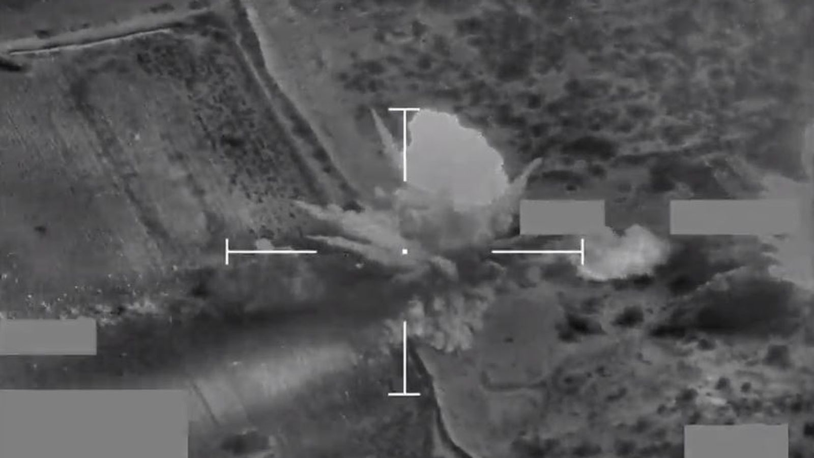 Въздушни кадри показват момента, в който британски изтребители нанасят удари по военни цели на хусите в Йемен