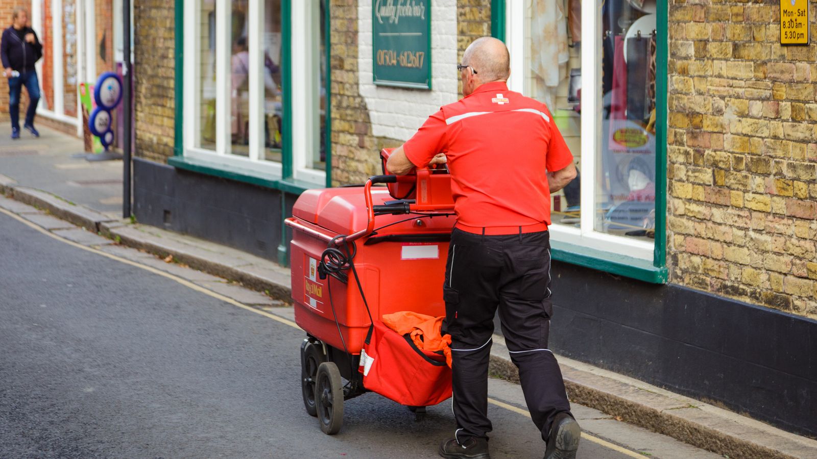 Ofcom проправя път за Royal Mail да намали съботната поща