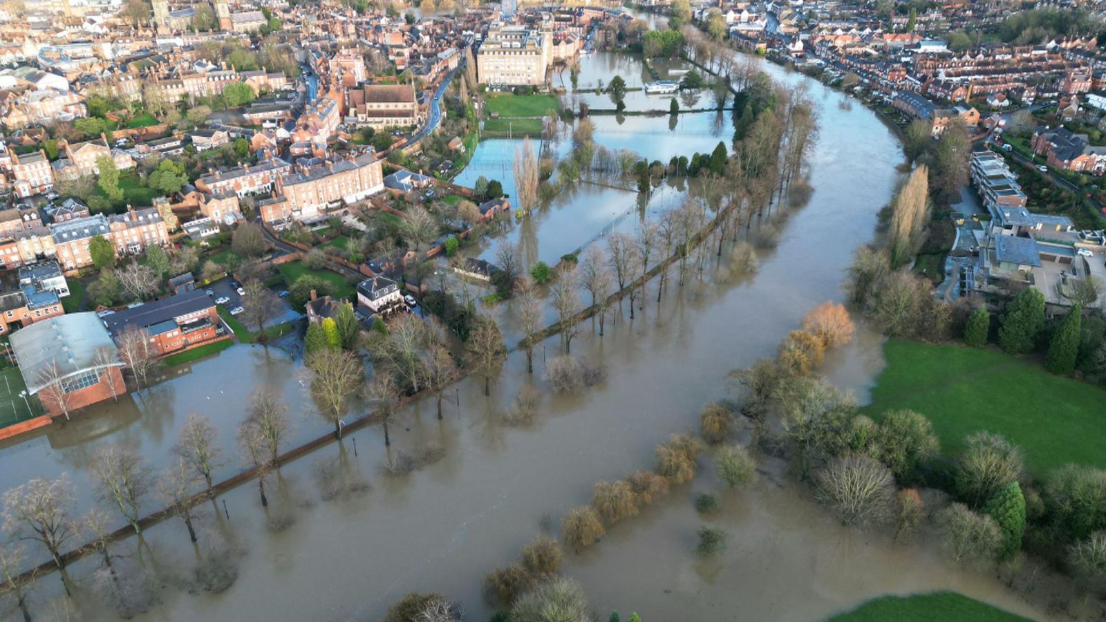 UK weather: Hundreds of flood warnings in place as cold weather alert issued