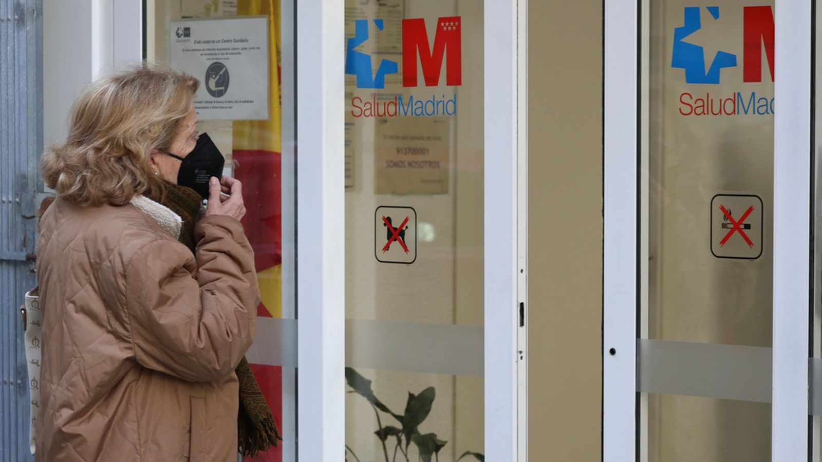 Испания ще въведе отново задължителното носене на маска за лице в болниците след пика на случаите на грип и COVID