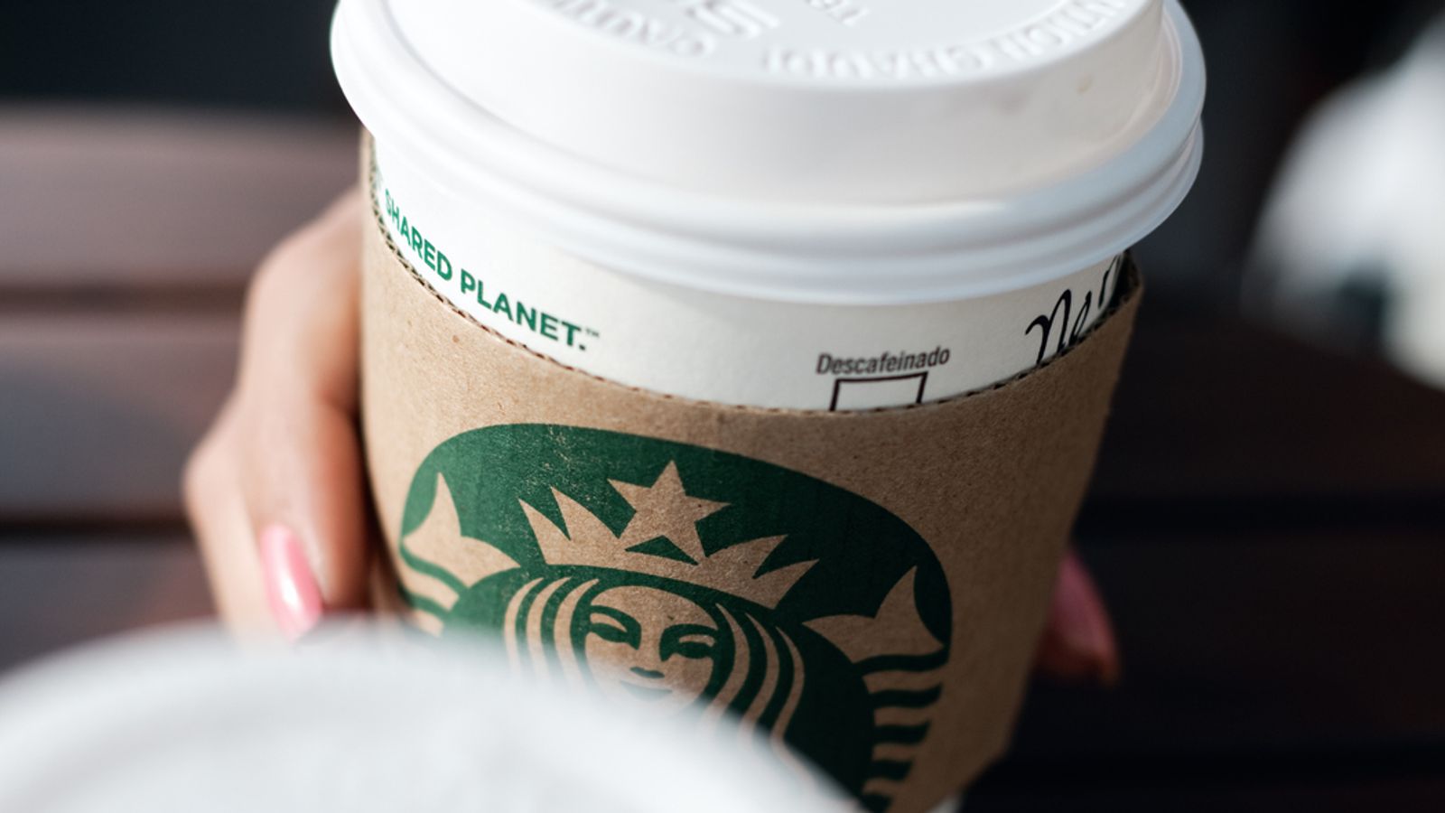 Starbucks е съден за предполагаемо използване на кафе от ферми със злоупотреби, докато рекламира етично снабдяване
