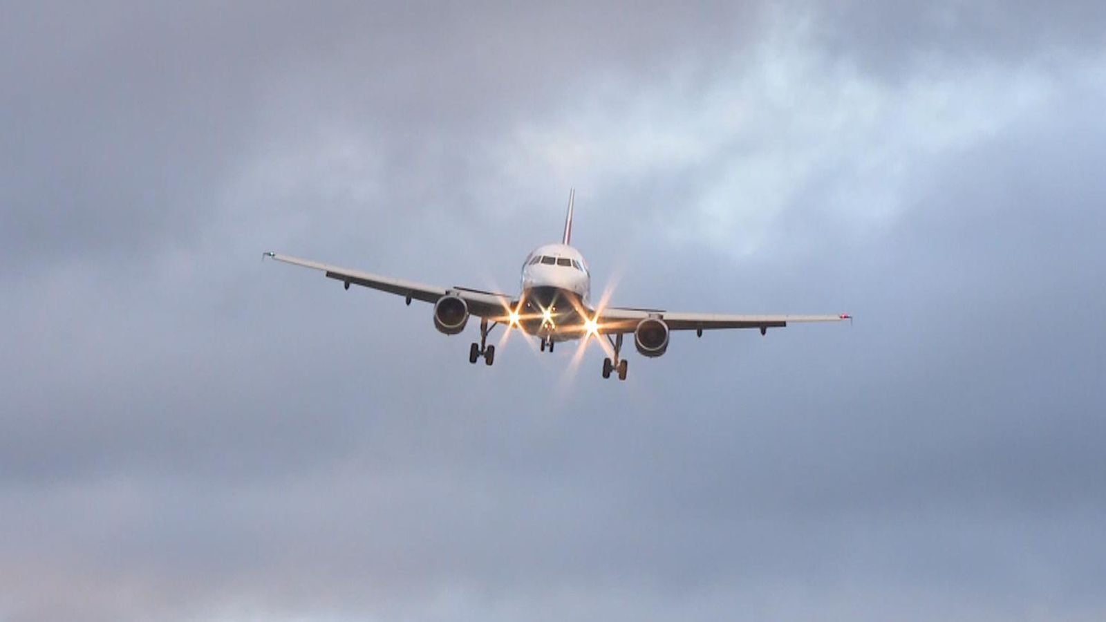 Big Jet TV's Jerry Dyer explains how airports cope with strong winds ...