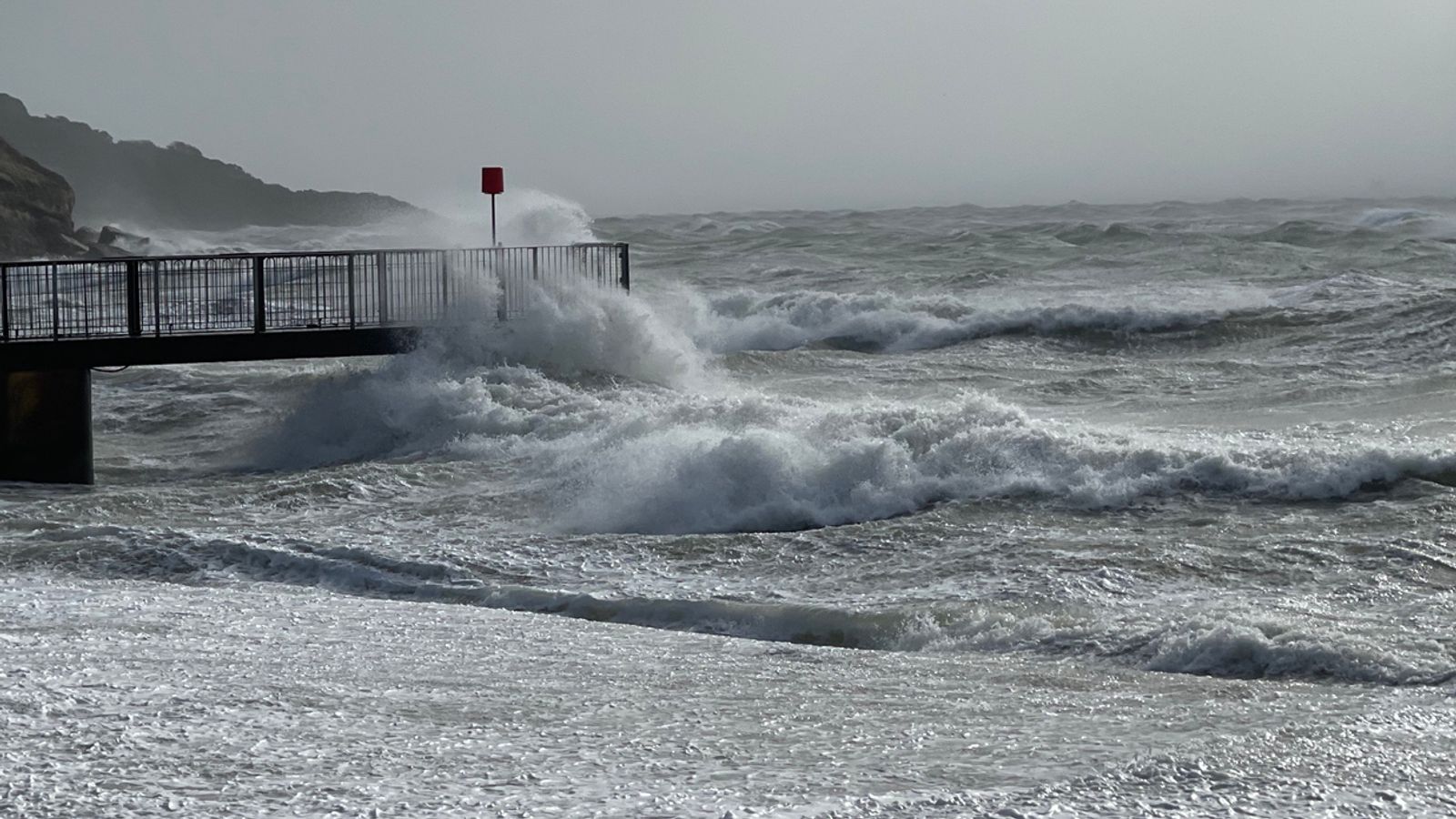 Бурята Иша ще връхлети Обединеното кралство с ветрове от 80 мили в час, тъй като са издадени кехлибарени предупреждения