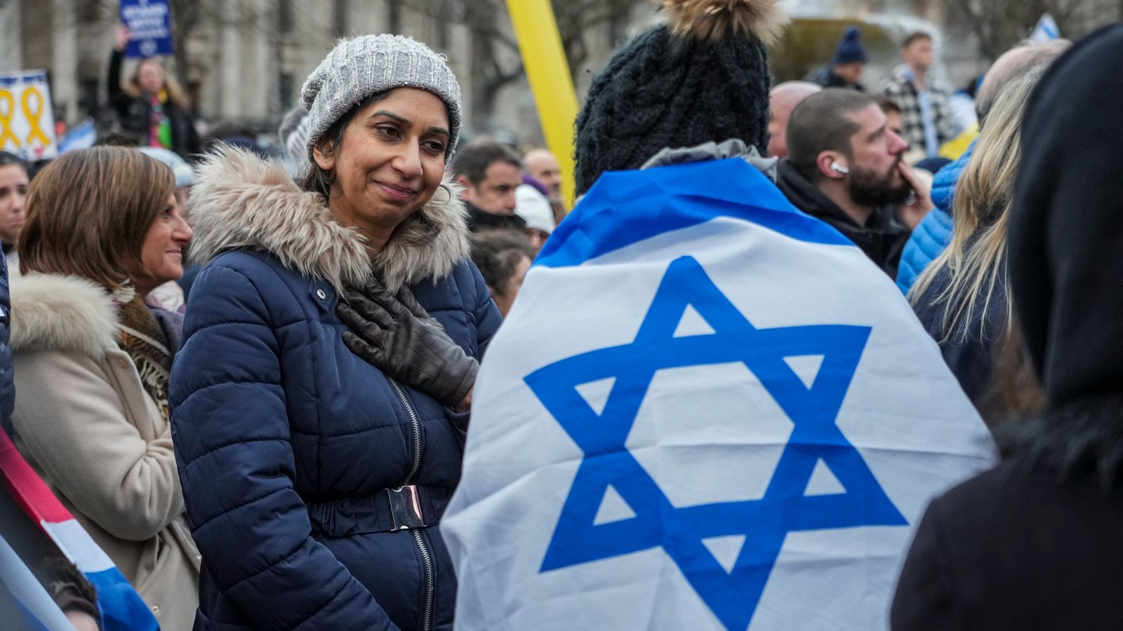 Криза в Близкия изток: Бившият министър на вътрешните работи Суела Брейвърман се присъединява към произраелски митинг