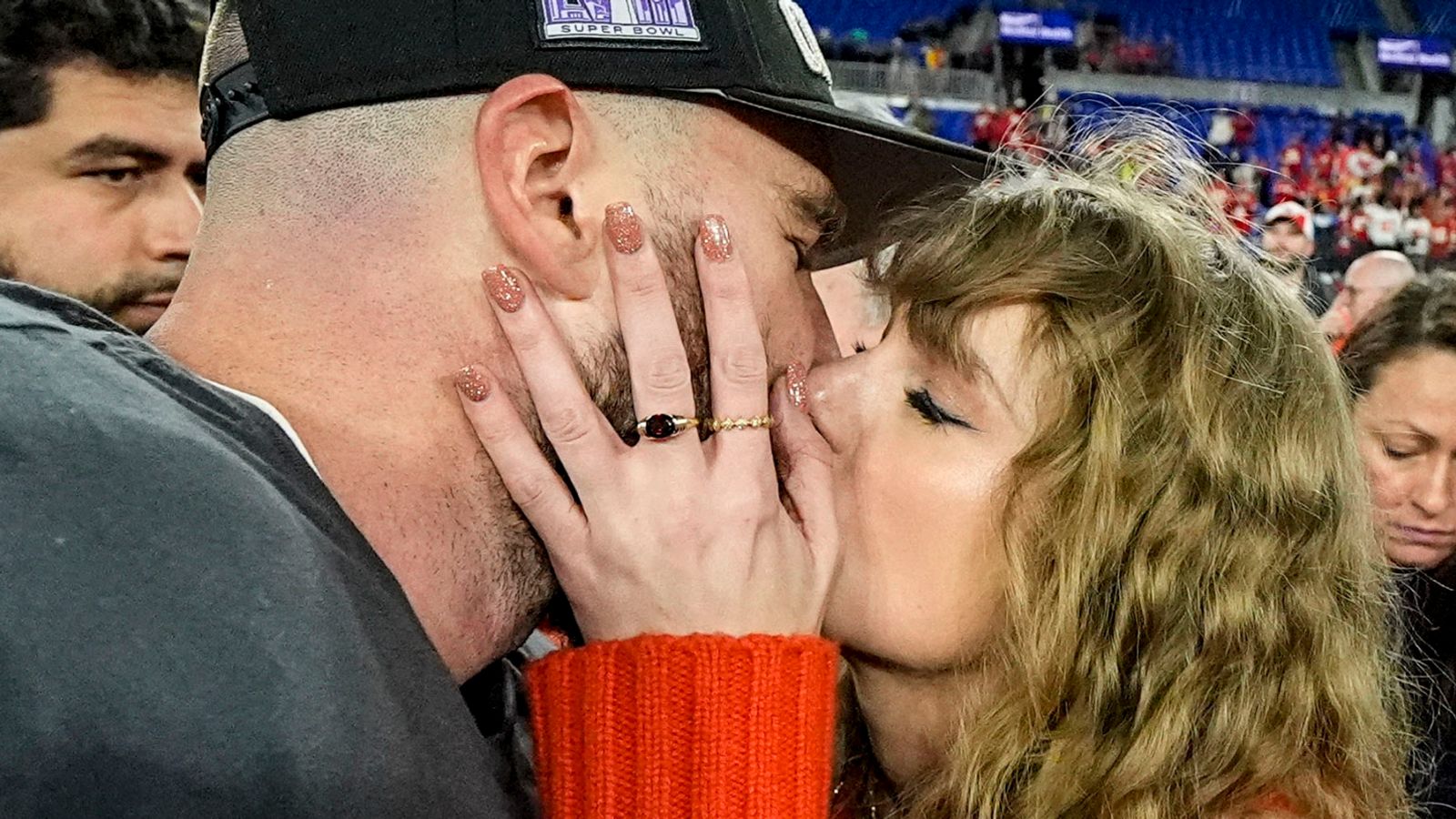 Тейлър Суифт целува Травис Келси, докато Канзас Сити Чийфс подпечатва място за Супербоул