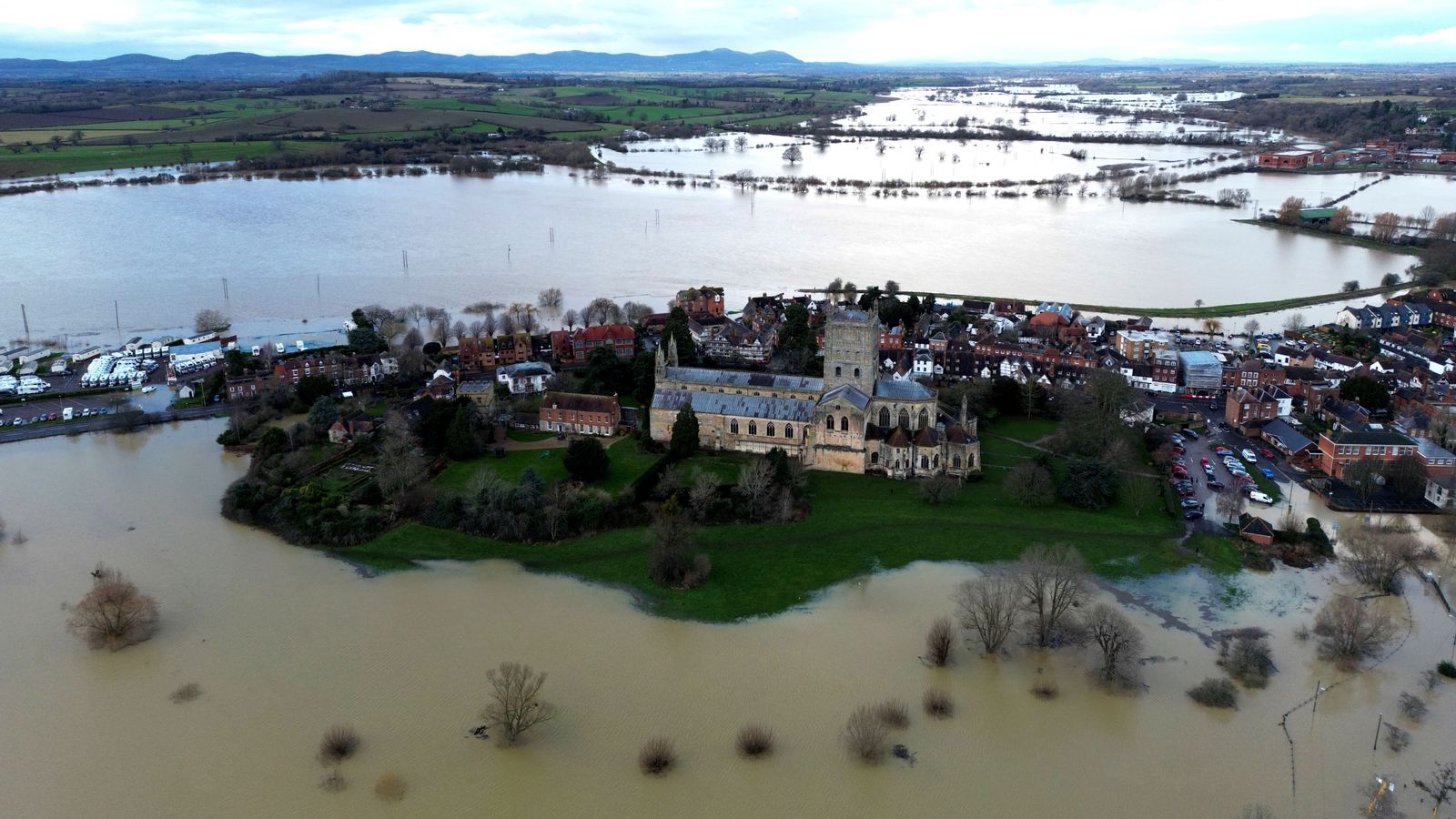 Weather: Tewkesbury cut off as UK hit by heavy rain | News UK Video ...