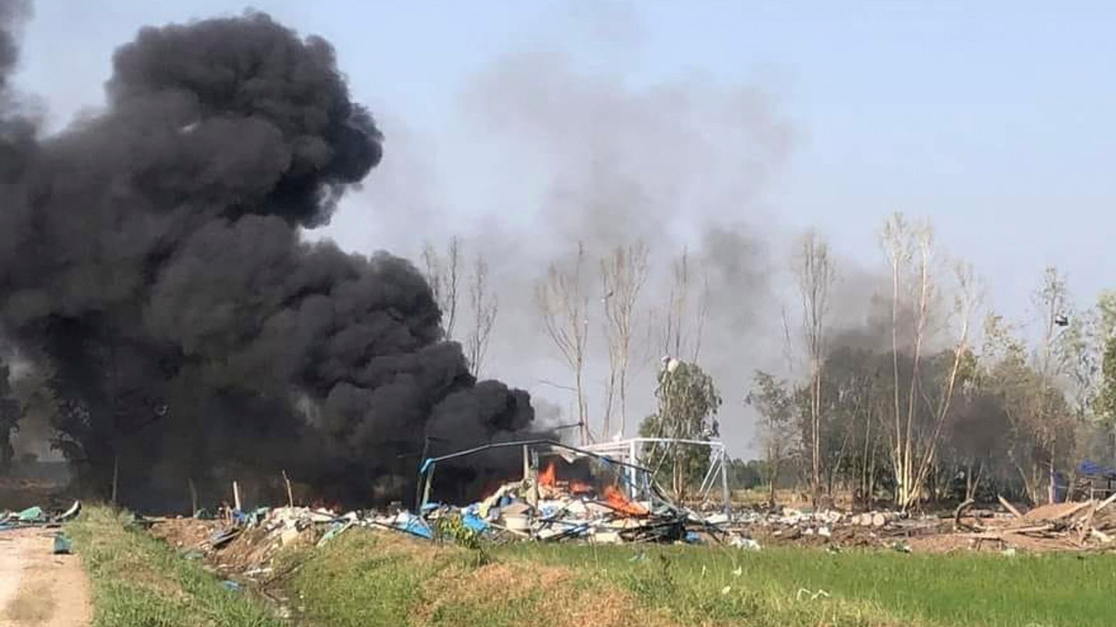 Експлозия във фабрика за фойерверки в Тайланд уби 23 души