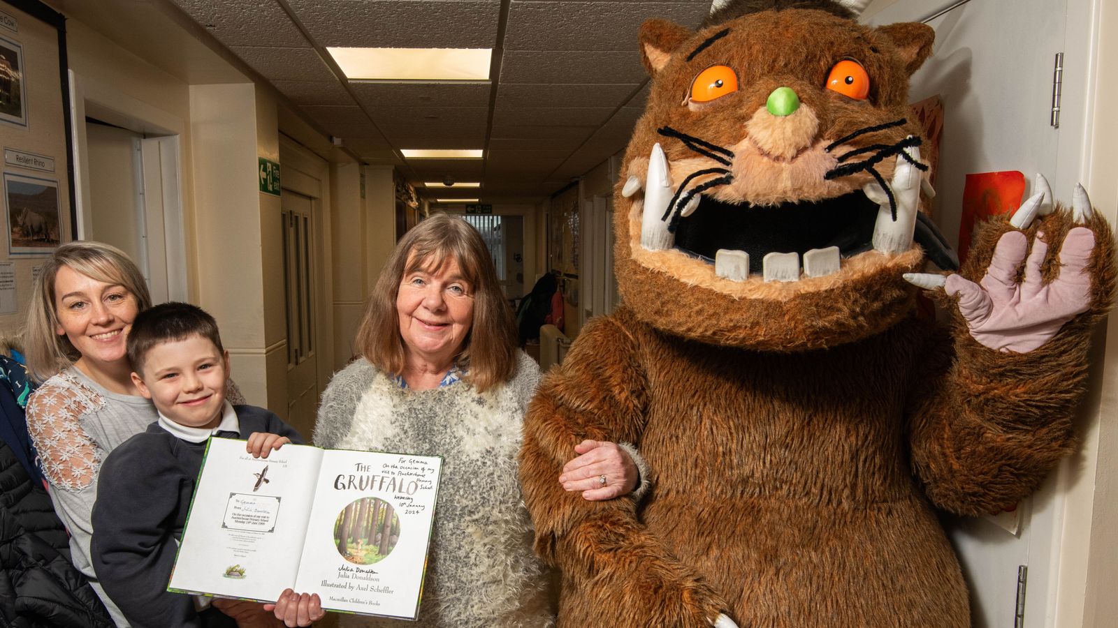 Джулия Доналдсън се връща в началното училище в Ангъс, за да отпразнува 25-ия рожден ден на The Gruffalo