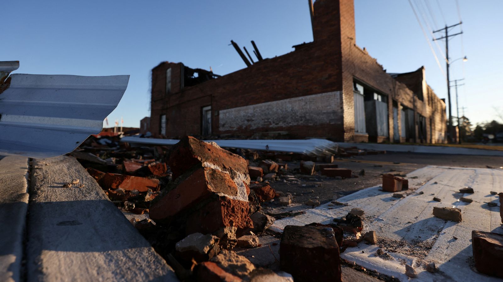 US weather One dead and another injured after avalanche at California