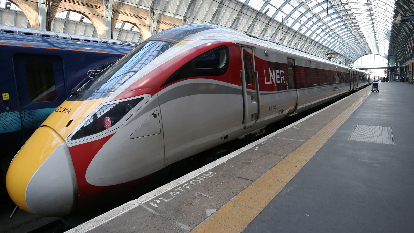 Железопътни стачки: Машинистите на LNER ще напуснат за пет допълнителни дни през февруари