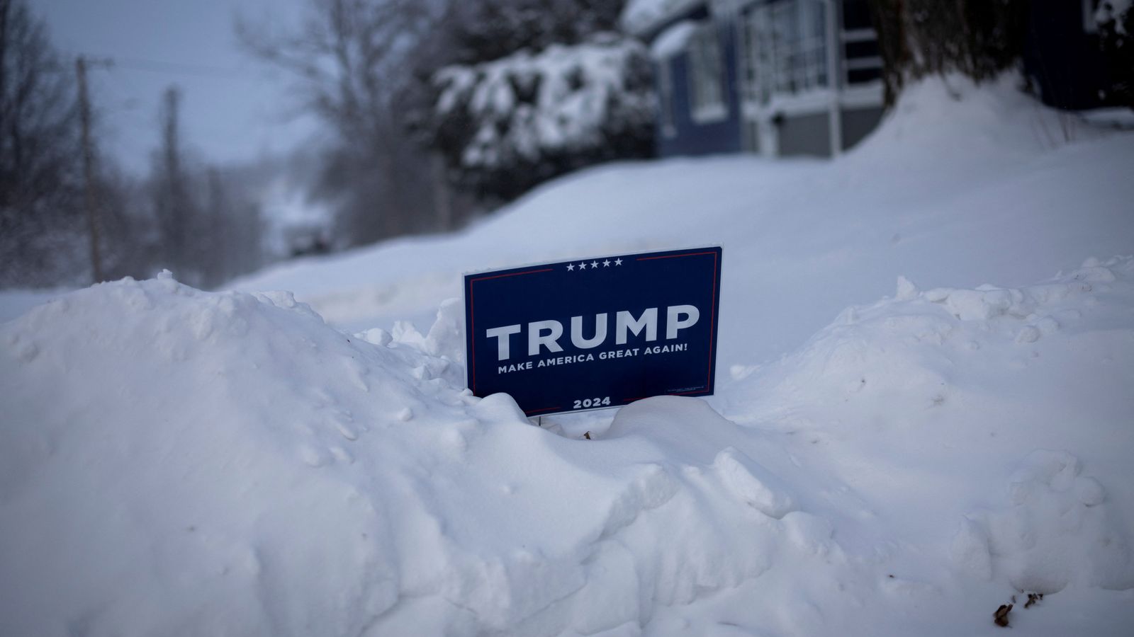 Доналд Тръмп се шегува с гласоподавателите в Айова, че смъртта си „заслужава“ - тъй като се прогнозира, че температурите в САЩ ще паднат до -30C