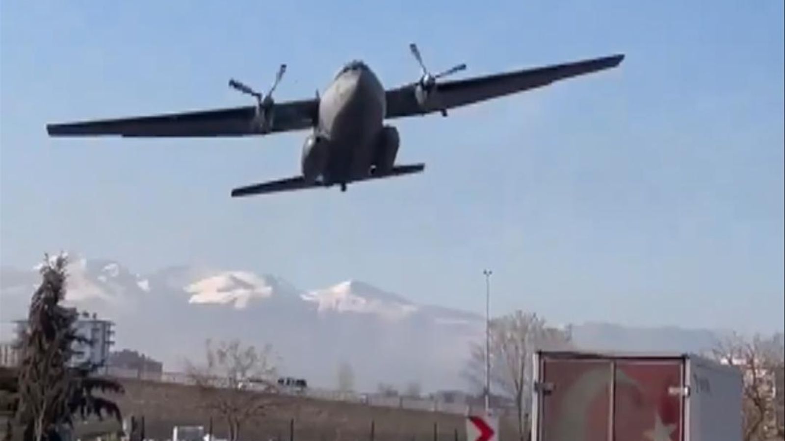 A military plane flew extremely low over traffic while making an emergency landing in Kayseri, Turkey