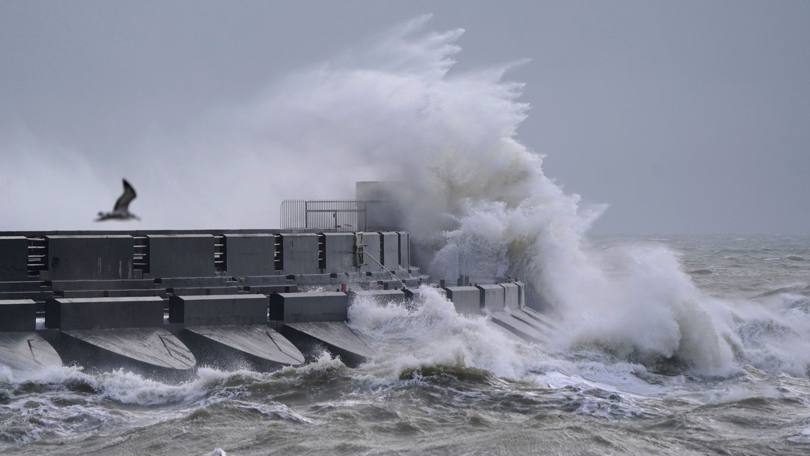 Времето в Обединеното кралство: Издадено е предупреждение за кехлибарен вятър, тъй като бурята Хенк ще удари части от страната с пориви от 80 мили в час