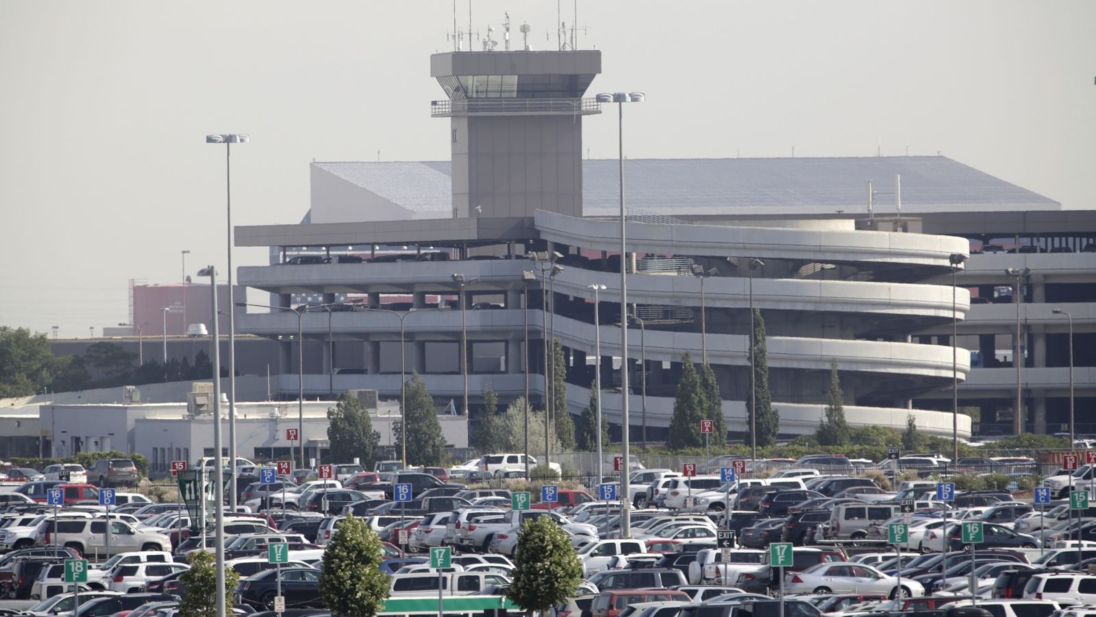 Мъж загина на летището в Солт Лейк Сити, след като избяга от самолета и се качи в двигателя