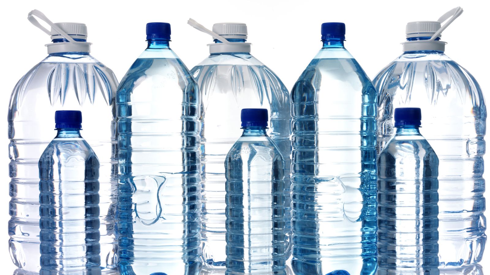 Бутилираната вода съдържа средно четвърт милион невидими парчета нанопластмаса, установиха учени