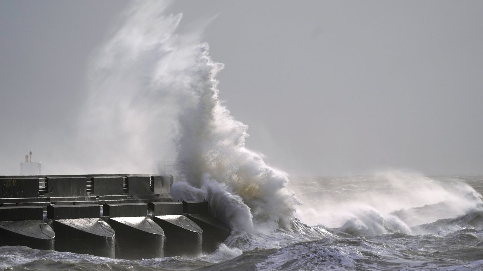 Бурята в Обединеното кралство ще удари „всички“ в „рядък“ метеорологичен цикъл - тъй като синоптиците предупреждават за летящи отломки