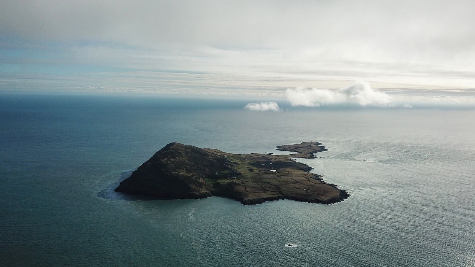Ynys Enlli: Уелският остров „извън мрежата“ търси двама души, които да живеят и работят там