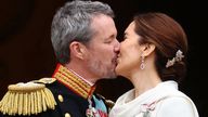 Denmark&#39;s newly proclaimed King Frederik and Queen Mary kiss on the balcony of Christiansborg Palace, following the abdication of former Queen Margrethe who reigned for 52 years, in Copenhagen, Denmark, January 14, 2024. REUTERS/Wolfgang Rattay