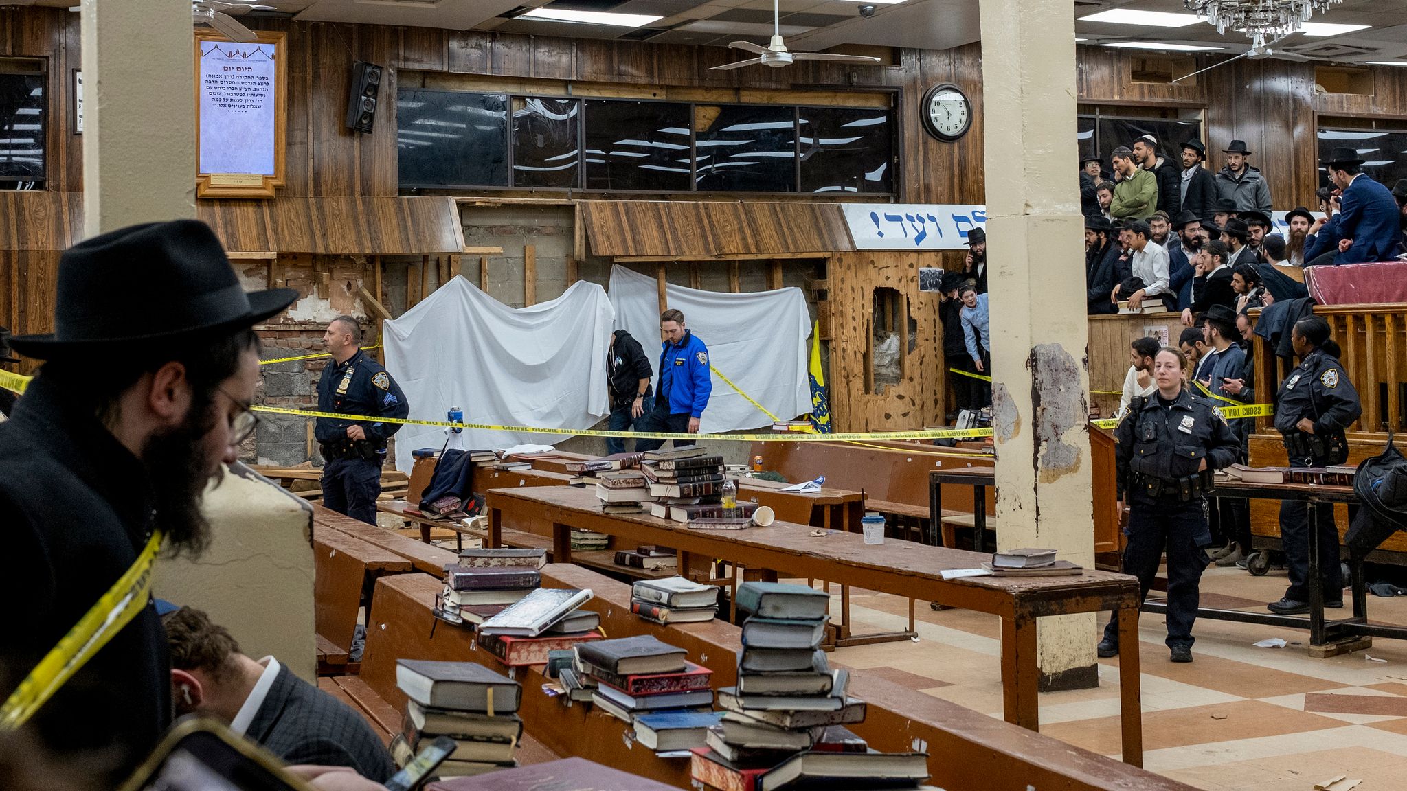 Secret tunnel discovered in Brooklyn synagogue leads to brawl between(03)