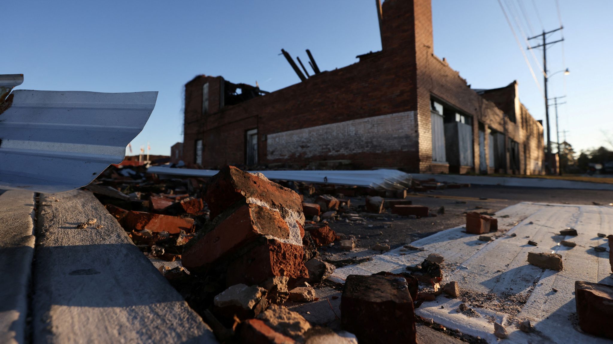 US weather One dead and another injured after avalanche at California