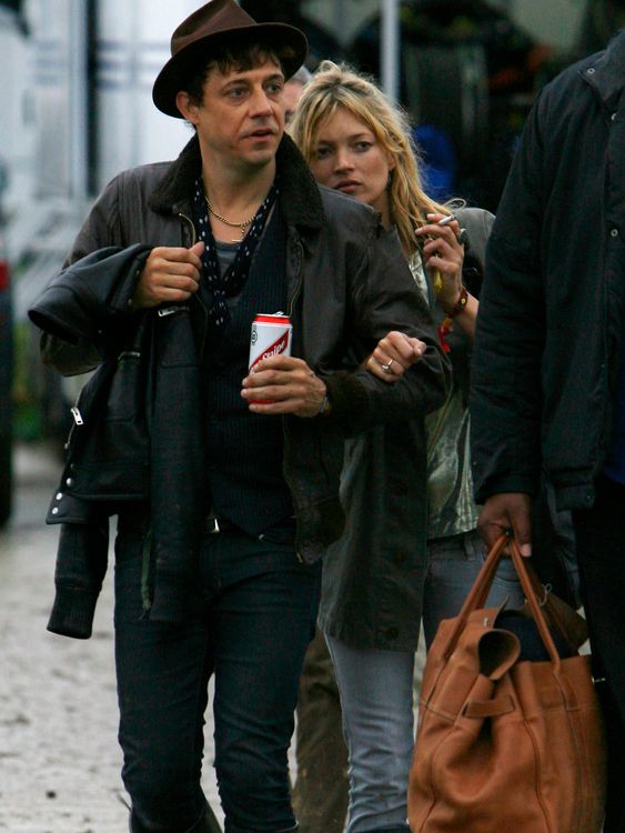 Model Kate Moss and boyfriend Jamie Hince leave after his band The Kills played at the Glastonbury Festival 2008 in Somerset in southwest England June 27, 2008. REUTERS/Luke MacGregor (BRITAIN)
