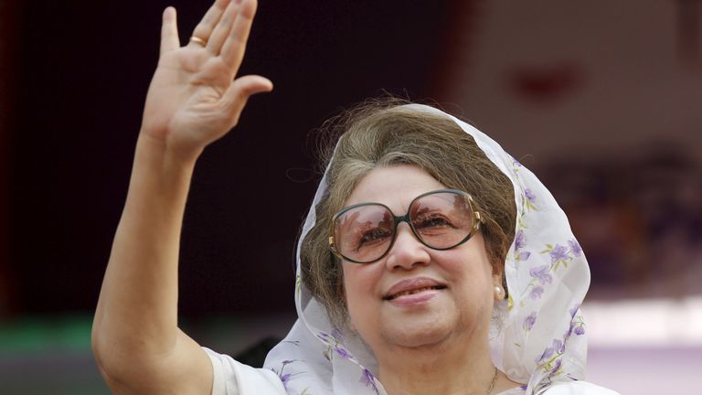 Bangladesh Nationalist Party (BNP) Chairperson Begum Khaleda Zia waves to activists as she arrives for a rally in Dhaka in this file picture taken January 20, 2014. A Bangladesh court issued an arrest warrant on March 30, 2016 for former prime minister and opposition leader Zia over a deadly firebombing attack last year, a prosecutor said. REUTERS/Andrew Biraj/Files