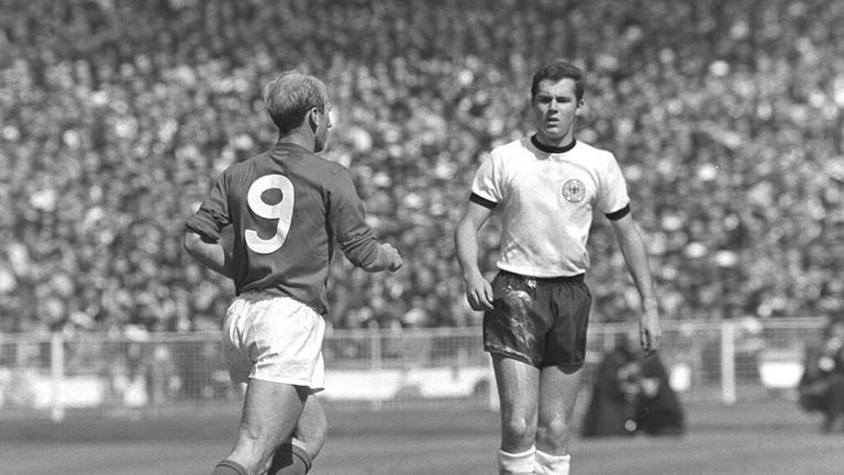Franz BECKENBAUER plays against Bobby Charlton at the 1966 FIFA World Cup final at Wembley, London, England - West Germany 4:3 on 30 July 1966. | usage worldwide Photo by: SVEN SIMON/picture-alliance/dpa/AP Images
