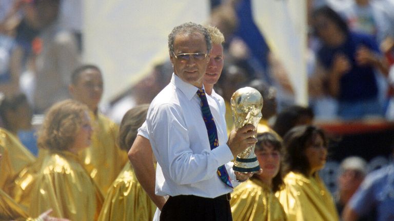 firo, 06/17/1994 archive picture, archive photo, archive, archive photos football, soccer, World Cup 1994 USA, 94 opening ceremony in Chicago, Soldier Field Stadium, stadium, overview, stadium overview Franz Beckenbauer, half figure, with, and, the, World Cup, cup , trophy Photo by: Jürgen Fromme/picture-alliance/dpa/AP Images


