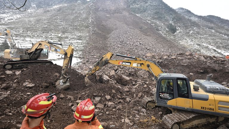 Ekskavatörler heyelanın olduğu yerde kazı yapıyor.  Resim: AP aracılığıyla Xinhua