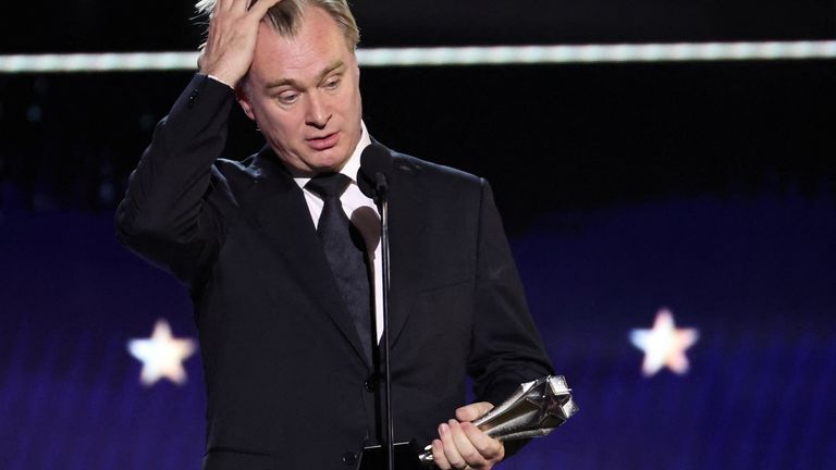 Christopher Nolan receives the best director award