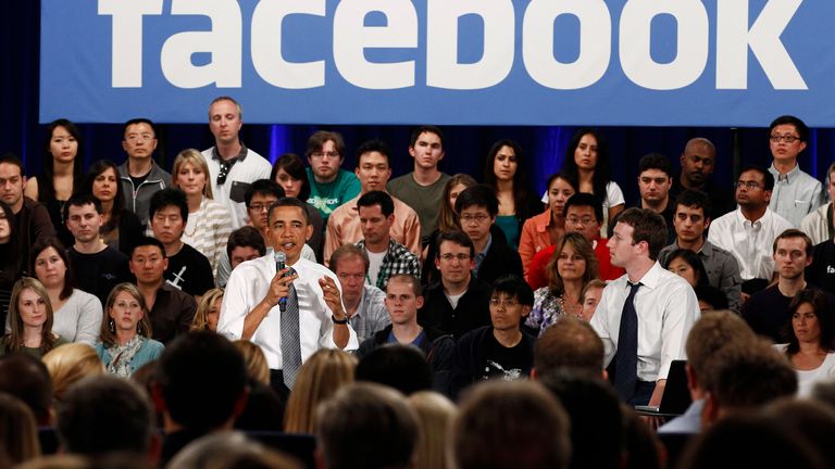 U.S. President Barack Obama attends a town hall meeting at Facebook headquarters with CEO Mark Zuckerberg in Palo Alto, April 20, 2011. REUTERS/Jim Young (UNITED STATES - Tags: POLITICS)
