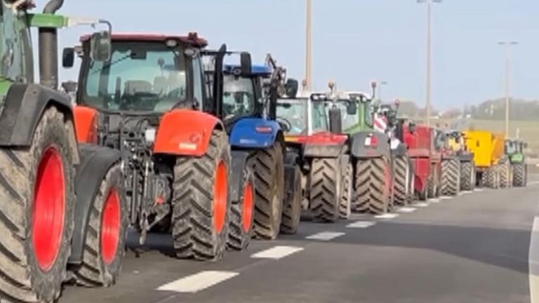 Adam Parsons de Sky rapporte depuis la France, où les agriculteurs bloquent la circulation à travers le pays