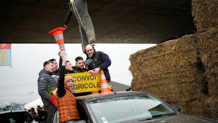 Farmers are having fun after joining the barrier.  Photo: AP