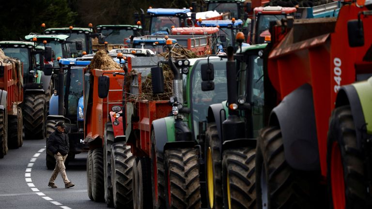 French farmers block the N12 road with their tractors to protest over price pressures, taxes and green regulation, grievances shared by farmers across Europe, in Plouisy near Guingamp, Brittany, France, January 24, 2024. REUTERS/Stephane Mahe
