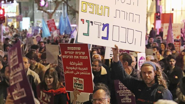 La gente se manifiesta en Tel Aviv, Israel, el 18 de enero de 2024, pidiendo un alto el fuego en la guerra entre Israel y Hamas.  (Kyodo vía AP Images) ==Kyodo