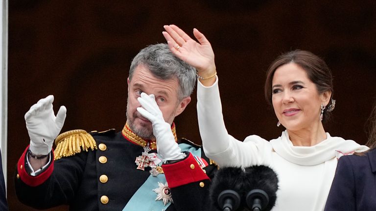 Danimarka Kralı X. Frederik ve Kraliçe Mary, soldan çocuklarıyla birlikte Veliaht Prens Christian ve Prenses Isabella, 14 Ocak 2024 Pazar günü Kopenhag'daki Christiansborg Sarayı'nda duyurunun ardından el sallıyor. Başbakan, annesi Kraliçe Margrethe II'nin tahttan çekilmesini resmen imzalamasının ardından Frederik X'i kral ilan etti.  Tahtın sevilen bir hükümdardan popüler oğluna geçmesine büyük kalabalıklar sevindi.  (AP Fotoğrafı/Martin Meissner)