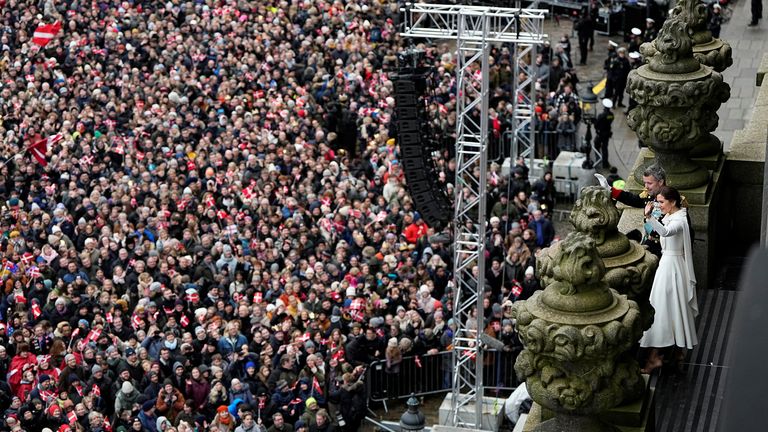 Danimarka'nın yeni ilan edilen Kralı Frederik ve Kraliçe Mary, 14 Ocak 2024'te Kopenhag, Danimarka'da 52 yıl hüküm süren eski Kraliçe Margrethe'nin tahttan çekilmesinin ardından Christiansborg Sarayı'nın balkonunda görünüyor. Ritzau Scanpix/Mads Claus Rasmussen aracılığıyla REUTERS DİKKAT EDİTÖRLERİ - BU GÖRÜNTÜ ÜÇÜNCÜ BİR TARAF TARAFINDAN SAĞLANMIŞTIR.  DANİMARKA ÇIKTI.  DANİMARKA'DA TİCARİ VEYA EDİTÖR SATIŞI YOKTUR.