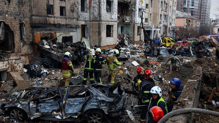 Firefighters work at a site of a residential building heavily damaged during a Russian missile attack, amid Russia&#39;s attack on Ukraine, in Kyiv, Ukraine January 2, 2024. REUTERS/Valentyn Ogirenko