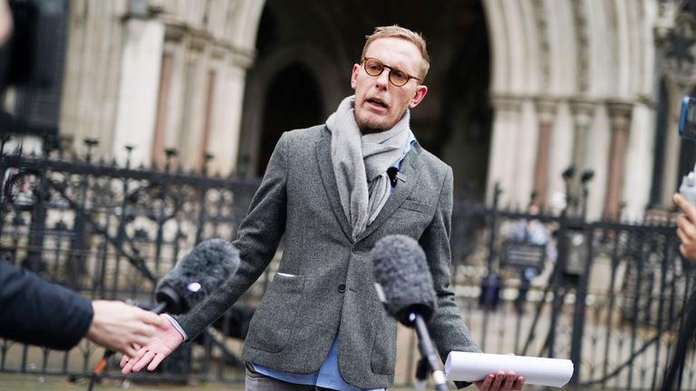 Laurence Fox fue condenado a pagar daños y perjuicios tras etiquetar a dos personas
