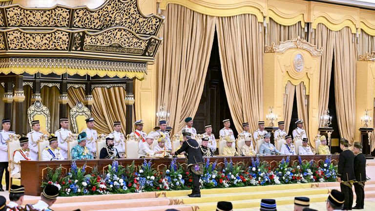柔佛州苏丹易卜拉欣·伊斯干达于 2024 年 1 月 31 日在马来西亚吉隆坡国家皇宫出席宣誓就任马来西亚第 17 任国王的仪式。 MOHD RASFAN/Pool 图片来源：路透社
