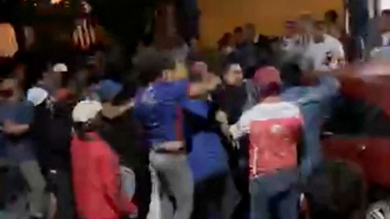 A crowd hits and fights with police officials in Lerdo de Tejada. Pic: Lerdo Esta de Pie