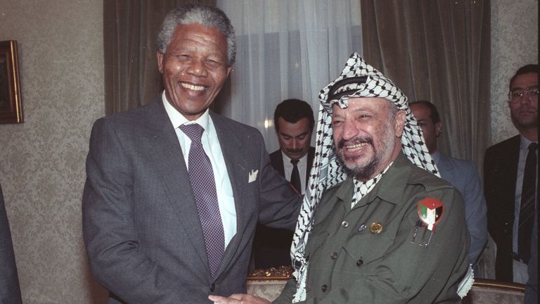 Nelson Mandela and former PLO leader Yasser Arafat in 1990